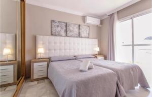 1 dormitorio con 1 cama blanca con 2 lámparas y una ventana en Stunning Home In Las Chapas Marbella With Sauna, en Marbella