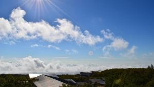 einen Blick auf den Himmel mit Sonne und Wolken in der Unterkunft Kyukamura Nasu in Nasu