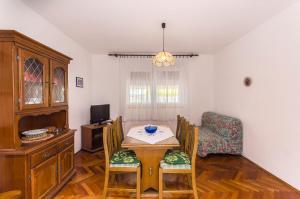 TV a/nebo společenská místnost v ubytování Apartments Jerko