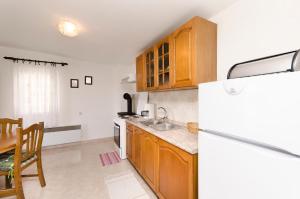 Kuchyň nebo kuchyňský kout v ubytování Apartments Jerko