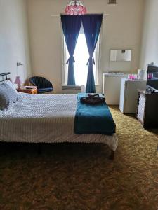 a bedroom with a bed and a large window at Railton Hotel in Railton