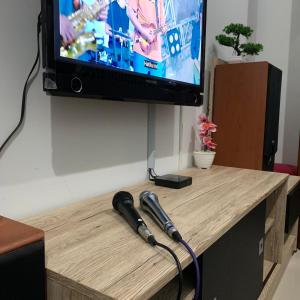 TV at/o entertainment center sa Kayz Villa Batu dengan Kolam Renang Pribadi