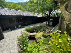 un jardín frente a una casa en Kumano shiki-tei - Vacation STAY 05155v en Hongu