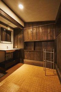 Habitación con encimera, fregadero y mesa. en Kumano shiki-tei - Vacation STAY 05155v en Hongu