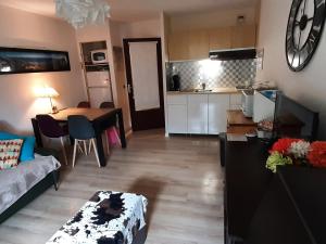 Kuchyňa alebo kuchynka v ubytovaní Joli studio rénové 4 pers. avec balcon et WIFI - 10 min à pied du village, parking privatif - FR-1-689-3