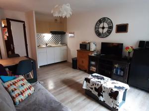 Kuchyňa alebo kuchynka v ubytovaní Joli studio rénové 4 pers. avec balcon et WIFI - 10 min à pied du village, parking privatif - FR-1-689-3