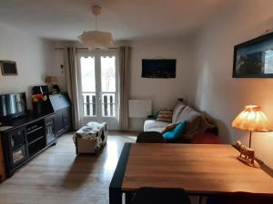 Televízia a/alebo spoločenská miestnosť v ubytovaní Joli studio rénové 4 pers. avec balcon et WIFI - 10 min à pied du village, parking privatif - FR-1-689-3