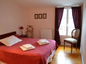 una camera da letto con un letto con due asciugamani sopra di Gîte familial avec piscine chauffée, jardin privé et équipements bébé en pleine propriété viticole. - FR-1-653-18 a Saint-Cybardeaux Altre 14 foto