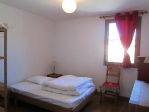 una piccola camera con letto e finestra di Appartement Villard-de-Lans, 3 pièces, 6 personnes - FR-1-689-12 a Villard-de-Lans