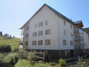 un gran edificio blanco al lado de una colina en Appartement Villard-de-Lans, 3 pièces, 6 personnes - FR-1-689-12 en Villard-de-Lans