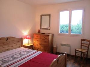 una camera con letto, cassettiera e specchio di Appartement Villard-de-Lans, 3 pièces, 6 personnes - FR-1-689-4 a Villard-de-Lans