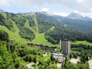 un complejo en medio de un valle verde con montañas en Appartement Villard-de-Lans, 3 pièces, 8 personnes - FR-1-689-8, en Villard-de-Lans