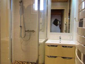 y baño con lavabo y ducha. en Appartement Villard-de-Lans, 4 pièces, 10 personnes - FR-1-689-36, en Villard-de-Lans