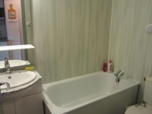 Kúpeľňa v ubytovaní Studio coquet 21m², 4 pers, pied des pistes, Côte 2000, balcon, prox. commerces, parking gratuit - FR-1-689-42