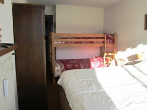 sypialnia z 2 łóżkami piętrowymi i łóżkiem w obiekcie Appartement 2P plein sud, centre Villard de Lans, balcon, parking, pour 6 pers - FR-1-689-34 w mieście Villard-de-Lans