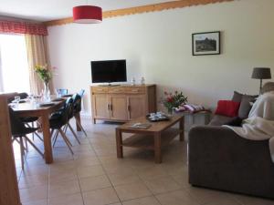een woonkamer met een bank en een tafel bij Appartement Villard-de-Lans, 3 pièces, 7 personnes - FR-1-689-18 in Villard-de-Lans