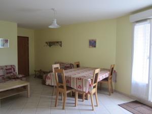 un comedor con mesa y sillas en una habitación en Appartement Villard-de-Lans, 3 pièces, 6 personnes - FR-1-689-37, en Villard-de-Lans