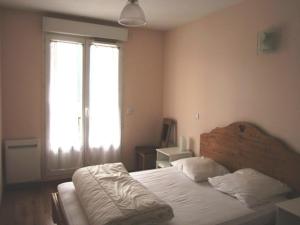 1 dormitorio con cama y ventana grande en Appartement Villard-de-Lans, 3 pièces, 6 personnes - FR-1-689-37, en Villard-de-Lans