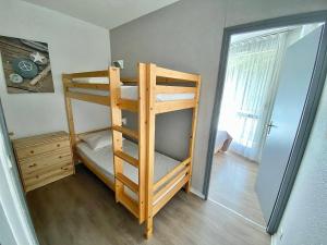 a room with two bunk beds and a window at Appartement Villard-de-Lans, 3 pièces, 6 personnes - FR-1-689-21 in Villard-de-Lans