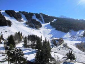 3 pièces 64m² au pied des pistes - 6 à 8 pers. - Balcon - Parking - FR-1-689-27 v zime + 1 fotografia