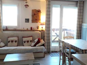 ein Wohnzimmer mit einem Sofa und einem Tisch in der Unterkunft Appartement Villard-de-Lans, 2 pièces, 6 personnes - FR-1-689-32 in Villard-de-Lans