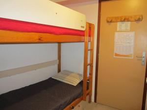 Zimmer mit 2 Etagenbetten und einer Tür in der Unterkunft Appartement Villard-de-Lans, 2 pièces, 6 personnes - FR-1-689-32 in Villard-de-Lans