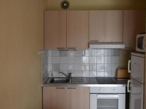 een kleine keuken met een wastafel en een magnetron bij Appartement Villard-de-Lans, 2 pièces, 5 personnes - FR-1-689-31 in Villard-de-Lans