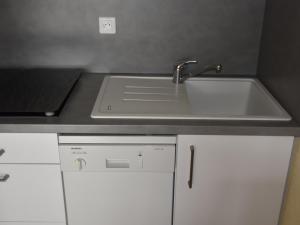 d'un comptoir de cuisine avec un évier et des placards blancs. dans l'établissement Appartement Villard-de-Lans, 2 pièces, 6 personnes - FR-1-689-45, à Villard-de-Lans