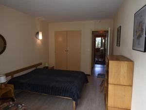 - une chambre avec un lit et une commode dans l'établissement Appartement Villard-de-Lans, 2 pièces, 6 personnes - FR-1-689-45, à Villard-de-Lans
