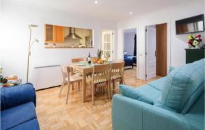 奧維多的住宿－Cozy Apartment In Oviedo With Kitchenette，客厅配有桌子和蓝色沙发