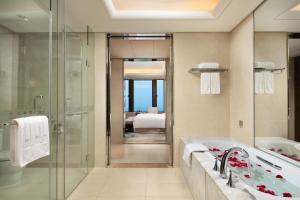A bathroom at Yun Hotel Wuhan