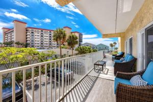 清水海灘的住宿－#1 Stunning Ocean View completely remodeled luxury condo with huge balcony，阳台配有椅子,享有海景。