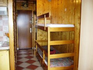 Poschodová posteľ alebo postele v izbe v ubytovaní Studio cabine au pied des pistes avec balcon, Villard-de-Lans - FR-1-689-51