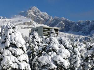 a snow covered mountain with a building in the background at Studio Villard-de-Lans, 1 pièce, 4 personnes - FR-1-689-46 in Villard-de-Lans