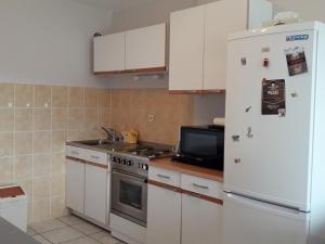 una cucina con frigorifero bianco e forno a microonde di Appartement Villard-de-Lans, 3 pièces, 8 personnes - FR-1-689-53 a Villard-de-Lans