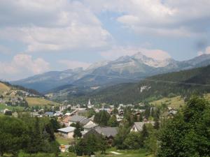 una ciudad en un valle con montañas en el fondo en Studio Corrençon-en-Vercors, 1 pièce, 5 personnes - FR-1-689-62, en Corrençon-en-Vercors