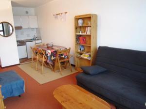 salon z kanapą i stołem w obiekcie Charmant 2P au Pied des Pistes avec Parking - 6 Personnes - FR-1-689-67 w mieście Villard-de-Lans