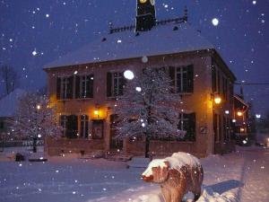 een gebouw met een standbeeld van een hond in de sneeuw bij Studio Villard-de-Lans, 1 pièce, 4 personnes - FR-1-689-96 in Villard-de-Lans
