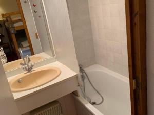 Kúpeľňa v ubytovaní Studio pour 6 pers, Villard-de-Lans, parking, proche centre, navette gratuite - FR-1-689-71
