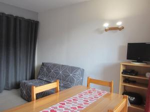 Televízia a/alebo spoločenská miestnosť v ubytovaní Studio cosy 4 pers. pistes - Balcon & TV - FR-1-689-76