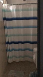 uma casa de banho com uma cortina de chuveiro e um WC em Hotelito Ejido em Sanctórum