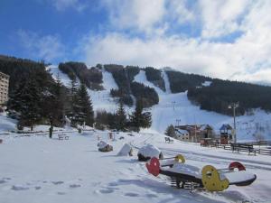 a snow covered ski slope with a ski resort at Studio Villard-de-Lans, 1 pièce, 4 personnes - FR-1-689-76 in Villard-de-Lans