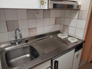 Kuchyňa alebo kuchynka v ubytovaní Studio cosy 4 pers, au pied des pistes - 19m², ascenseur, TV, cuisine équipée, rénové, proche télécabines - FR-1-689-83 + 3 fotografie