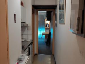 Kuchyňa alebo kuchynka v ubytovaní Studio cosy 4 pers, au pied des pistes - 19m², ascenseur, TV, cuisine équipée, rénové, proche télécabines - FR-1-689-83