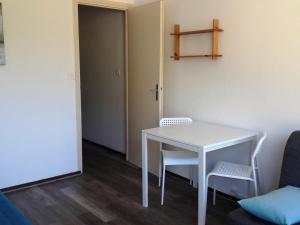 una mesa blanca y 2 sillas en una habitación en Studio Villard-de-Lans, 1 pièce, 4 personnes - FR-1-689-92, en Villard-de-Lans
