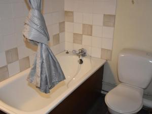 y baño con aseo y bañera con cortina de ducha. en Studio Villard-de-Lans, 1 pièce, 4 personnes - FR-1-689-92, en Villard-de-Lans