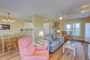 a living room with a couch and a table at Park Topsail Beach in Topsail Beach