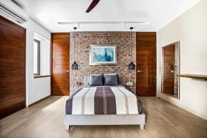 プエルト・バジャルタにあるSkyloftpv by LOFT268のレンガの壁とベッドが備わるベッドルーム1室が備わります。 +31枚の写真
