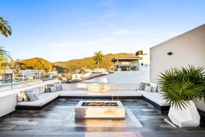 プエルト・バジャルタにあるSkyloftpv by LOFT268のパティオ(ソファ、テーブル付)