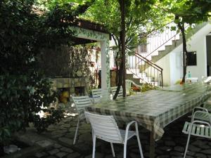 Κήπος έξω από το Apartments Olga